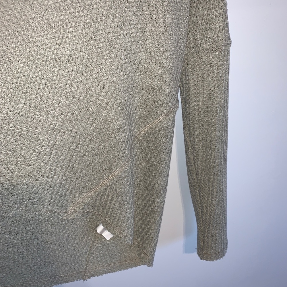 Altar’d state cold shoulder top - Picture 5 of 6